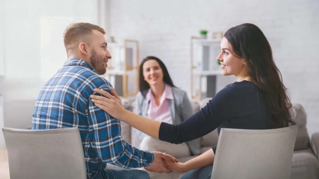 Stel in gesprek met relatietherapeut tijdens een relatietherapie sessie