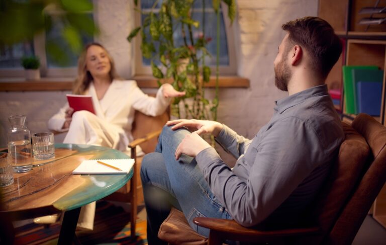 Een client in gesprek met een coach over psychische klachten