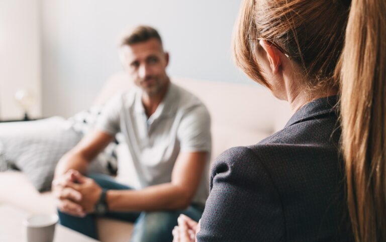 Coach in gesprek met cliënt tijdens coachsessie – professionele begeleiding bij persoonlijke ontwikkeling en groei